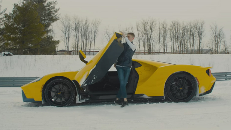 Ο πιτσιρικάς και το «θηρίο» των 656 ίππων